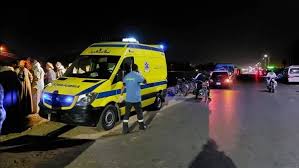 صورة لموقع الحادث على طريق شرم الشيخ الدولي تُظهر سيارات الإسعاف والدفاع المدني في مكان الحادث.