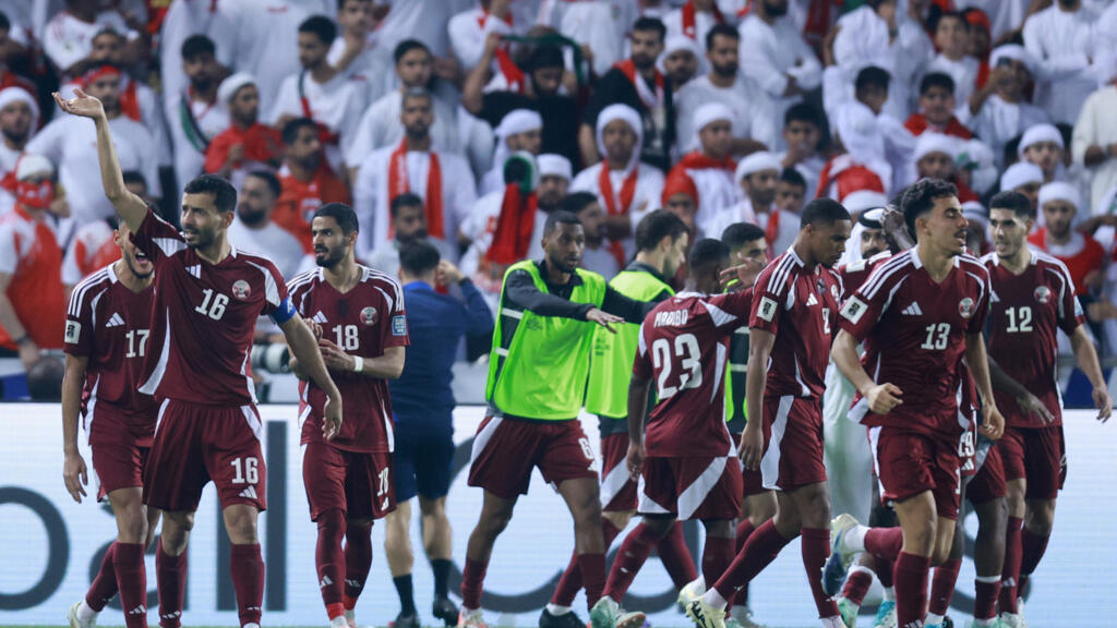 احتفال لاعبي منتخب قطر بعد الفوز على الإمارات وضمان التأهل إلى كأس العالم 2026.