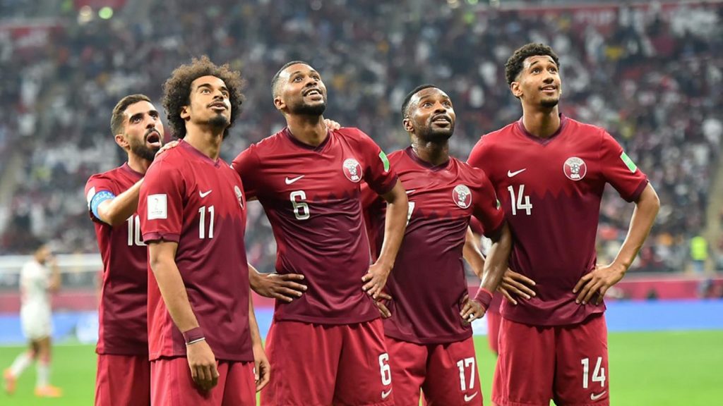 احتفال لاعبي منتخب قطر بعد الفوز على الإمارات وضمان التأهل إلى كأس العالم 2026.