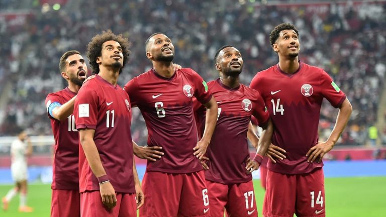 احتفال لاعبي منتخب قطر بعد الفوز على الإمارات وضمان التأهل إلى كأس العالم 2026.