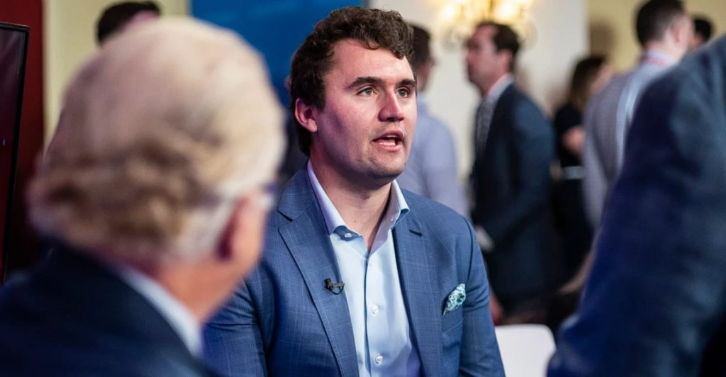 "الرئيس السابق دونالد ترامب يمنح وسام الحرية الرئاسي لعائلة تشارلي كيرك في البيت الأبيض."