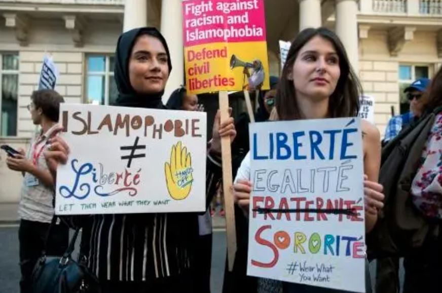 تجمع مظاهرة بين قضايا البرقع والضرائب في بريطانيا، يمثل الجدل السياسي المتصاعد