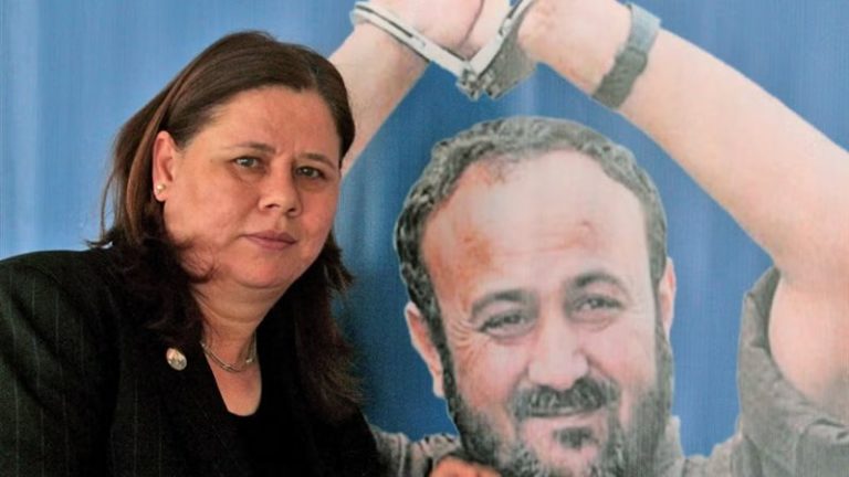 فدوى البرغوثي تناشد ترمب إطلاق سراح مروان البرغوثي، صورة ترمز لأمل الإفراج عنه ودور ترمب المحتمل.