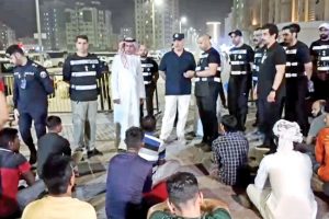 قطاع الأمن الجنائي ينفذ حملة أمنية مكثفة في منطقة المهبولة حملة أمنية مكثفة في المهبولة، رجال شرطة يفتشون في منطقة سكنية، يرمز لتطبيق القانون.