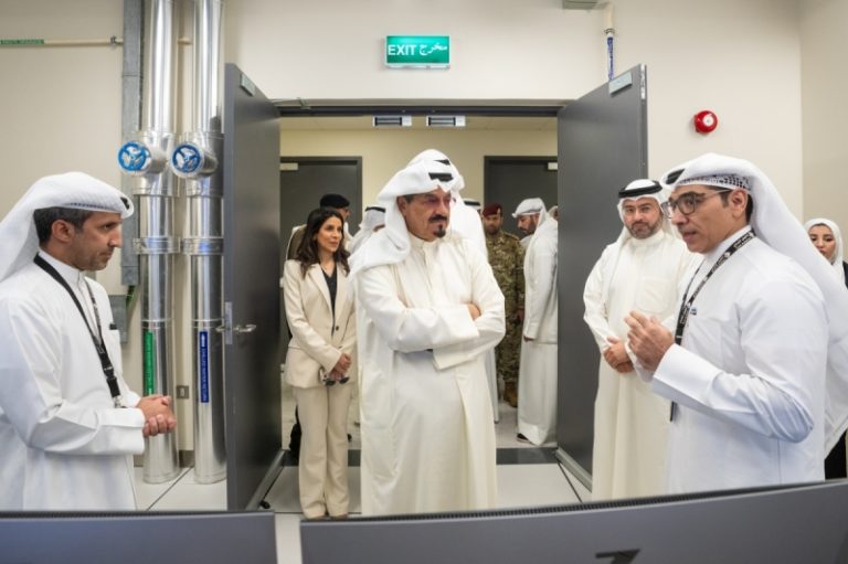 برج المراقبة الجديد والمدرج الثالث في مطار الكويت، برج المراقبة الحديث يرمز لتطوير البنية التحتية.