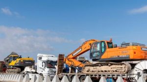 مصر تدخل معدات هندسية إلى غزة وسط تكثيف الجهود الإنسانية مصر تدخل معدات هندسية إلى غزة، جرافات مصرية تتحرك عند معبر رفح، ترمز للدعم الإنساني.