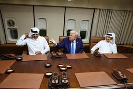 ترمب يلتقي أمير قطر في قاعدة العديد: مباحثات مركّزة حول غزة وتعزيز الشراكة ترمب يلتقي أمير قطر في قاعدة العديد، الرئيس الأميركي وأمير قطر يتصافحان، يرمز للعلاقات الثنائية.