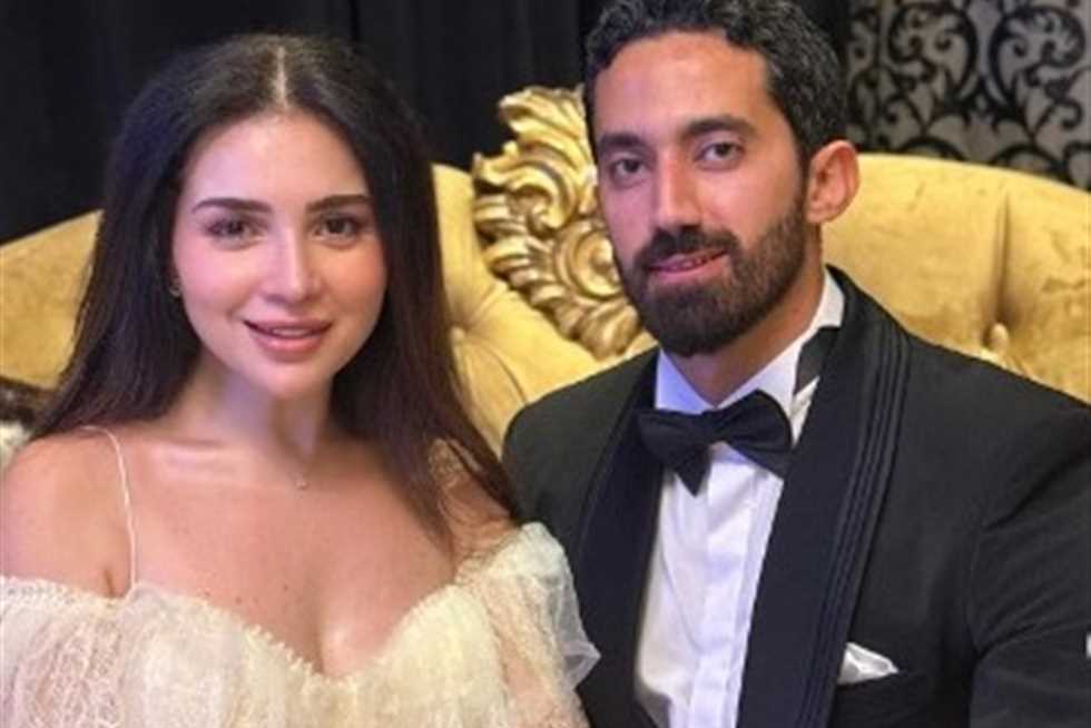 صورة تجمع بين الفنانة مي عز الدين وزوجها أحمد تيمور خليل، لتمثيل خبر الزواج