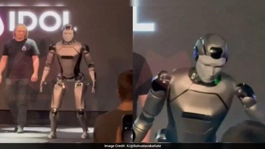 الروبوت الروسي AIdol وهو يسقط على المسرح أمام الجمهور في موسكو