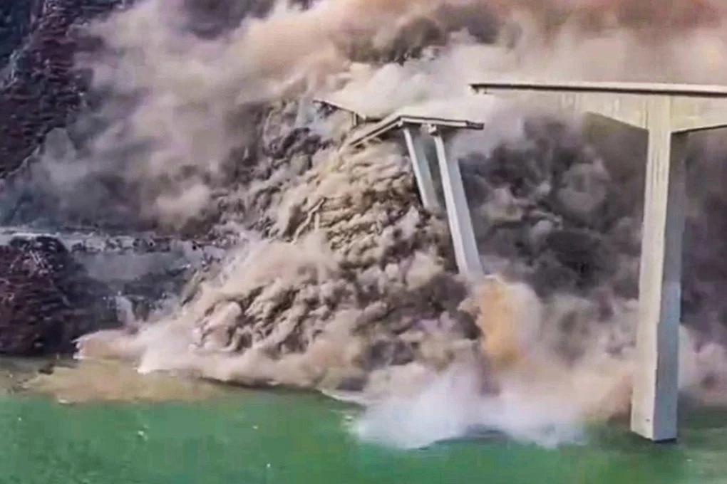 صور لانهيار جزئي لجسر هونغتشي في مقاطعة سيتشوان الصينية تظهر الأضرار