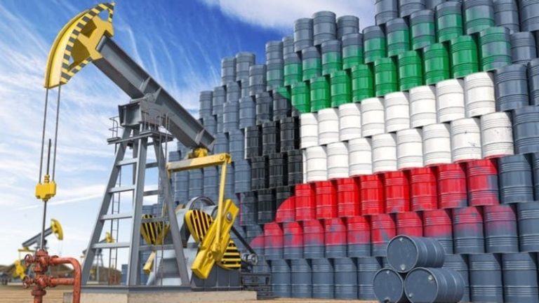 ناقلة نفط في الميناء بعد خبر الكويت تبيع مليون برميل نفط للهند