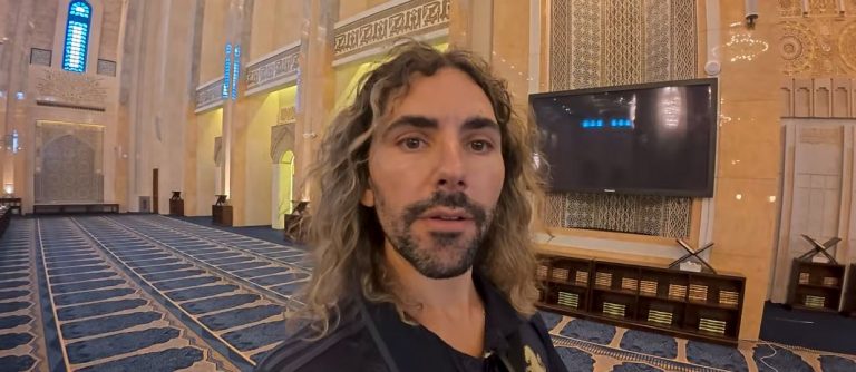 لقطات فيديو توثق تجربة مسافر عالمي في الكويت بين المطار والأسواق