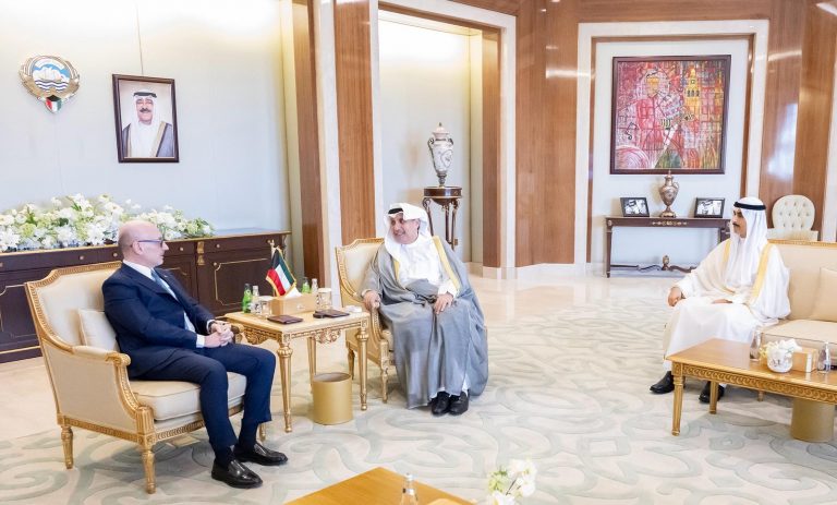 وزير شؤون الديوان يستقبل سفراء في قصر بيان لتعزيز العلاقات الثنائية