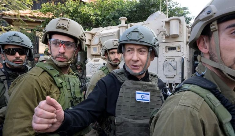 بنيامين نتنياهو خلال زيارة نتنياهو للمنطقة العازلة قرب الجولان المحتل