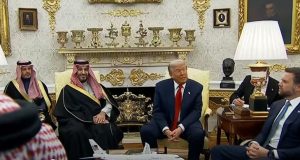 الرئيس الأمريكي دونالد ترامب وولي العهد محمد بن سلمان يبتسمان أثناء مزحة ترامب وبن سلمان