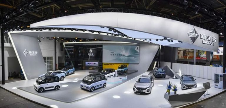 حشود من الزوار الصينيين تتفحص السيارات اليابانية في معرض الصين