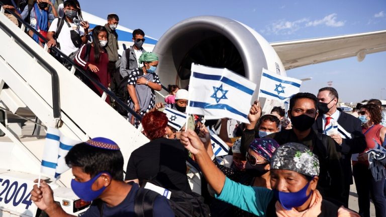 أفراد من طائفة بني منشيه في الهند يستعدون للهجرة.