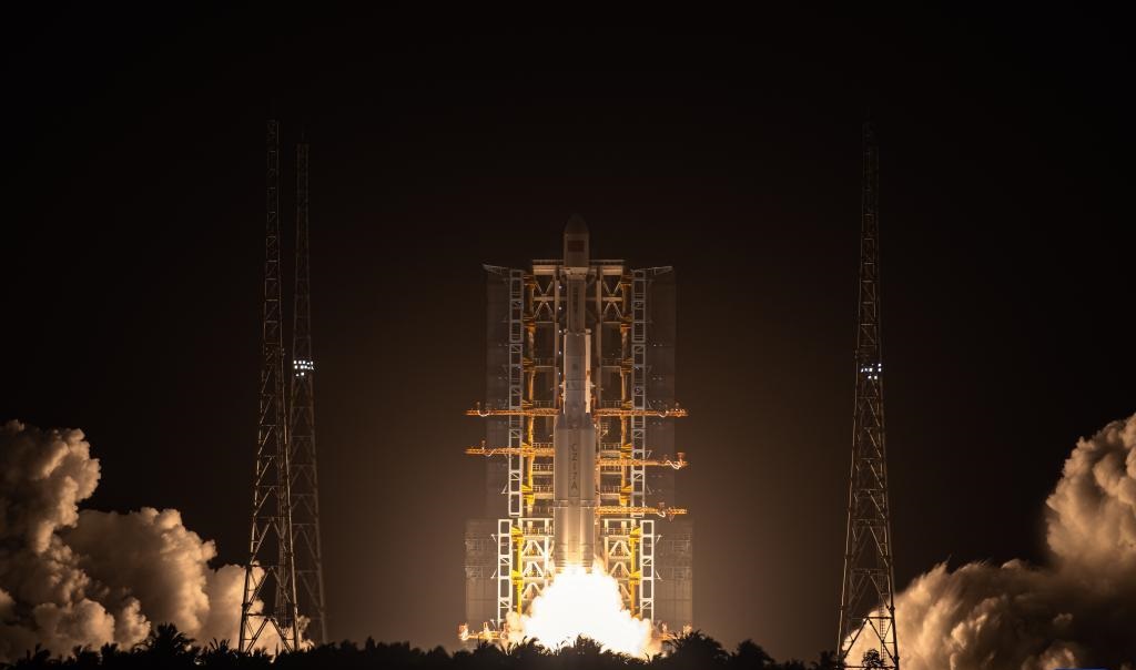 صاروخ لونغ مارش 7 يحمل القمر الصناعي شِيجيان-28 ينطلق من مركز ونتشانغ الفضائي في الصين