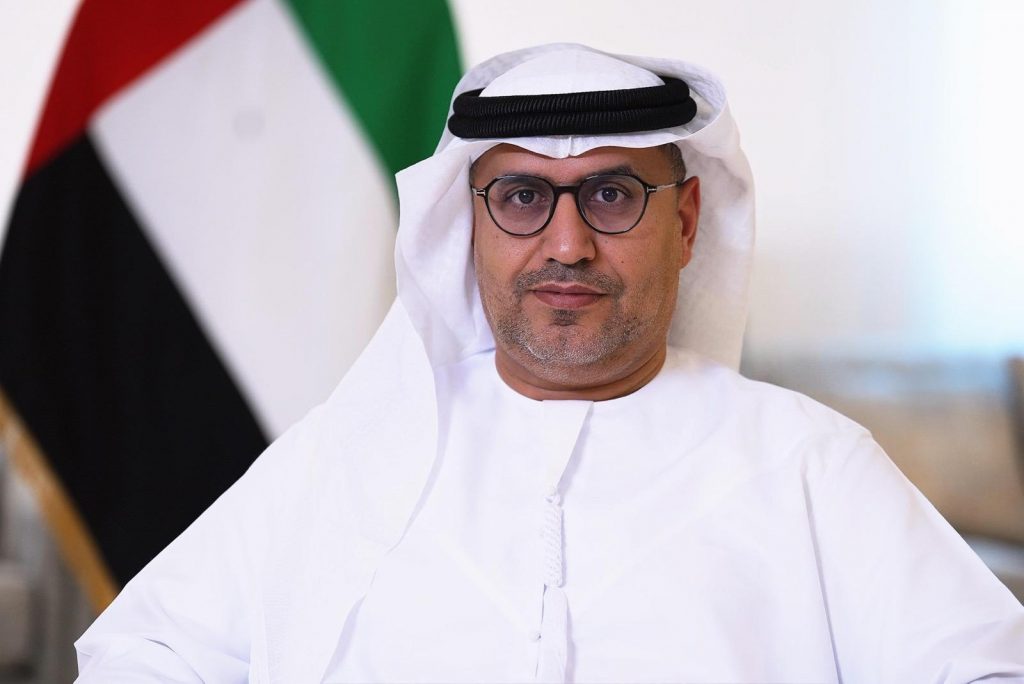 صورة علمي الكويت والإمارات مع رسم بياني صاعد يرمز للتبادل التجاري الذي بلغ 10 مليارات دولار