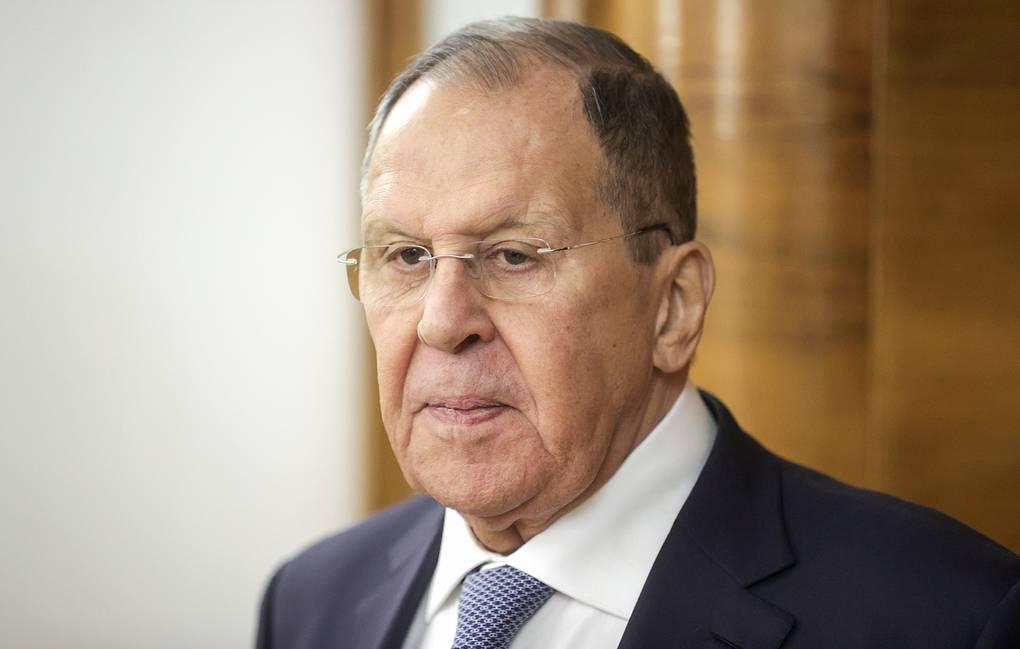 وزير الخارجية الروسي سيرغي لافروف ونظيره الصيني وانغ يي يصافحان بعضهما في موسكو لتعزيز التنسيق الاستراتيجي