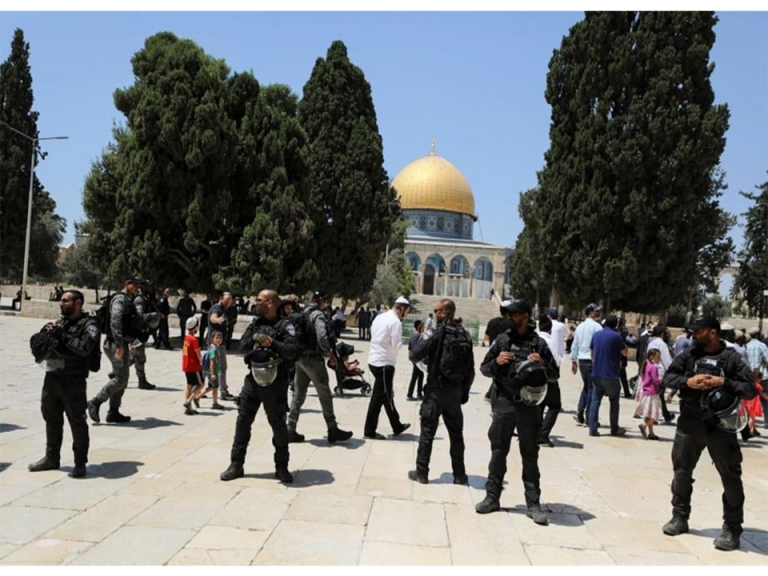 عشرات المستعمرين يقتحمون