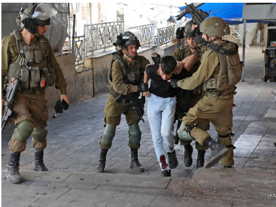الاحتلال يعتقل فلسطينيين