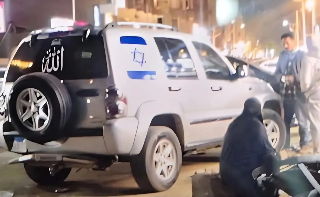 سيارة تحمل علم إسرائيل