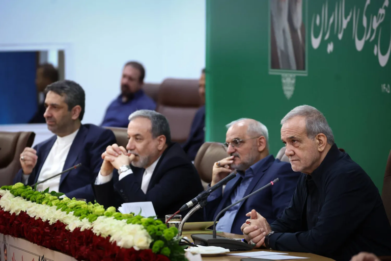 خامنئي يلتقي بزشكيان